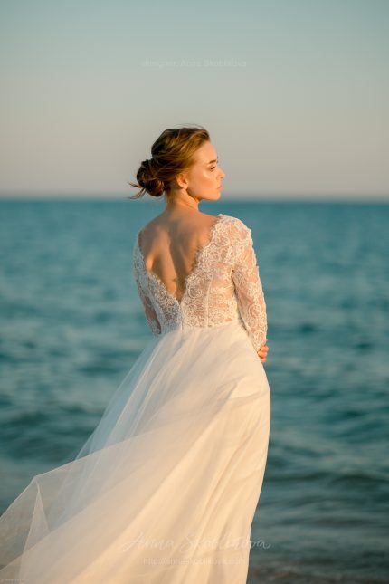 Long train wedding dress by Anna Skoblikova