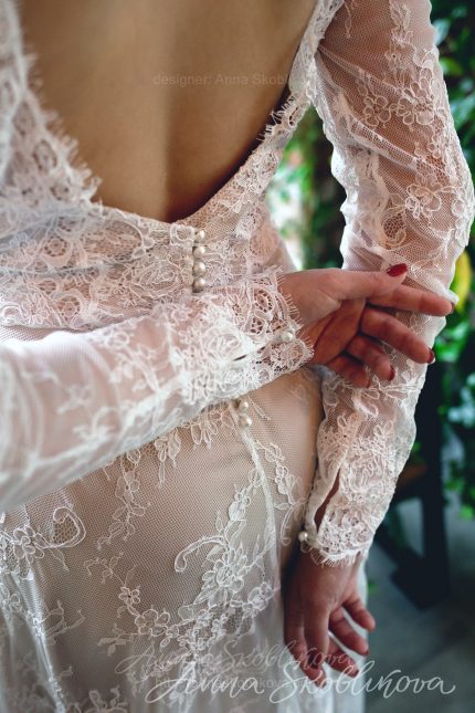Ivory wedding dress with v-neck cut and open back by Anna Skoblikova