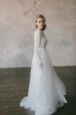 Off-white wedding set from silk blouse and tulle skirt - Image 8