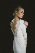 Elegant wedding dress of costume crepe and Chantilly lace - Image 2