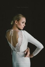 Elegant wedding dress of costume crepe and Chantilly lace - Image 4
