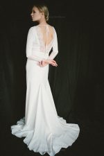 Elegant wedding dress of costume crepe and Chantilly lace - Image 6