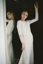 Elegant wedding dress of costume crepe and Chantilly lace - Image 8