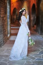 Ivory wedding dress with v-neck cut and open back - Image 7