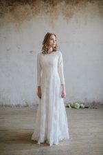 Luxurious winter lace wedding dress - Image 5