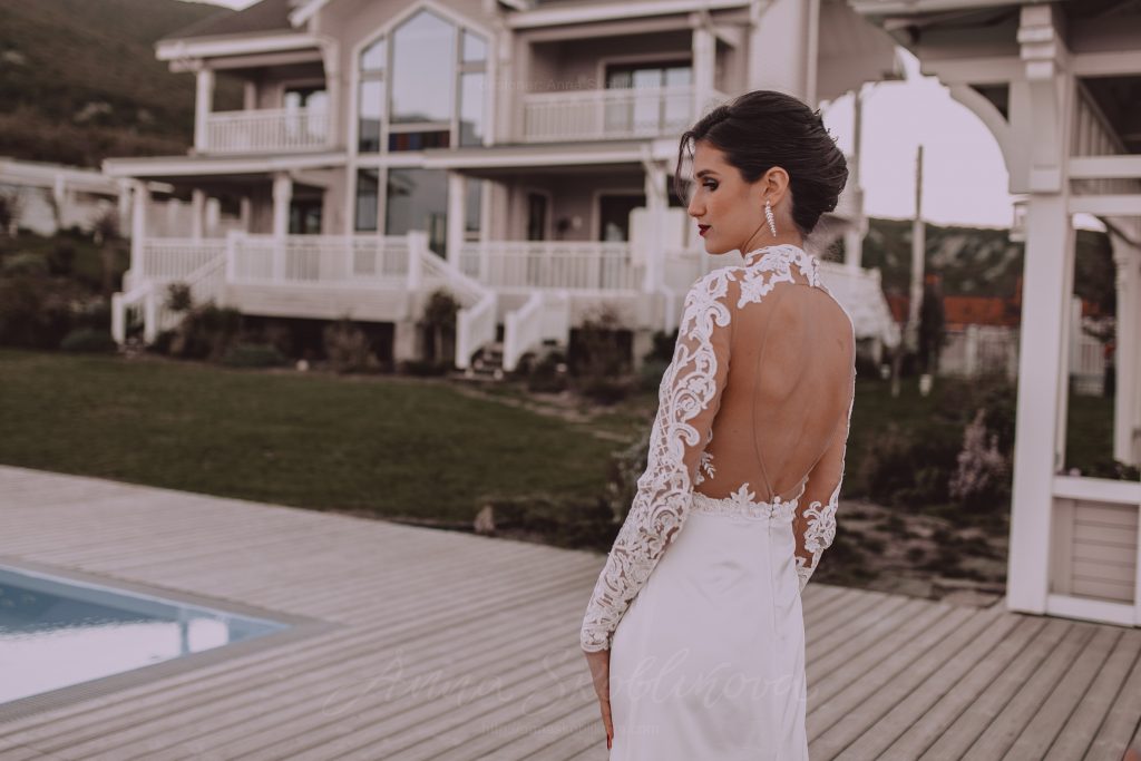 Skin tight wedding dress with open back / Anna Skoblikova | Photo 5