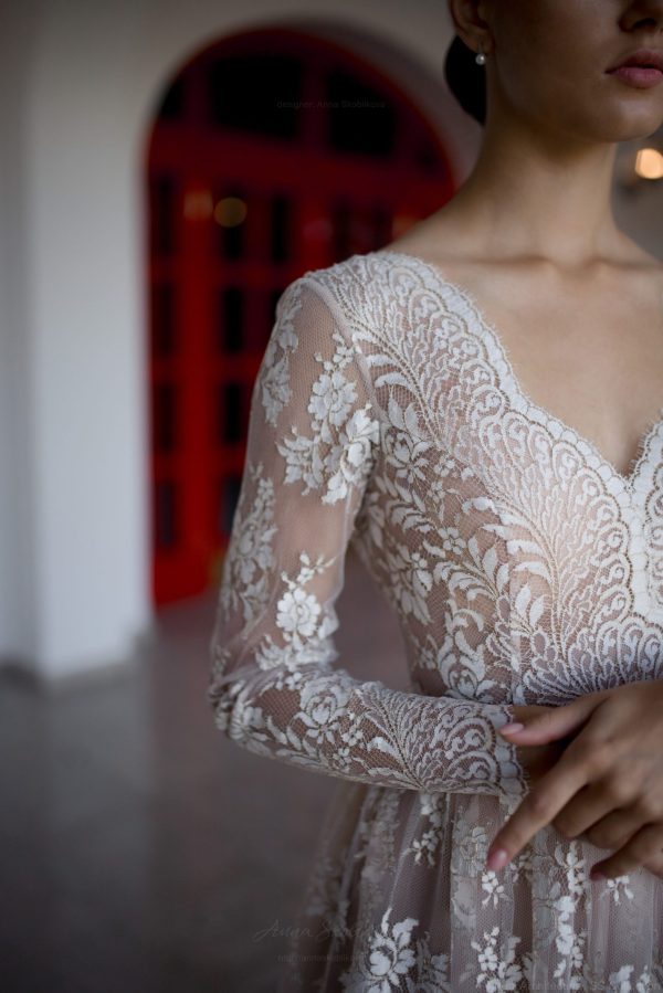 v neck wedding dress // Anna Skoblikova // 0198 | Photo 6